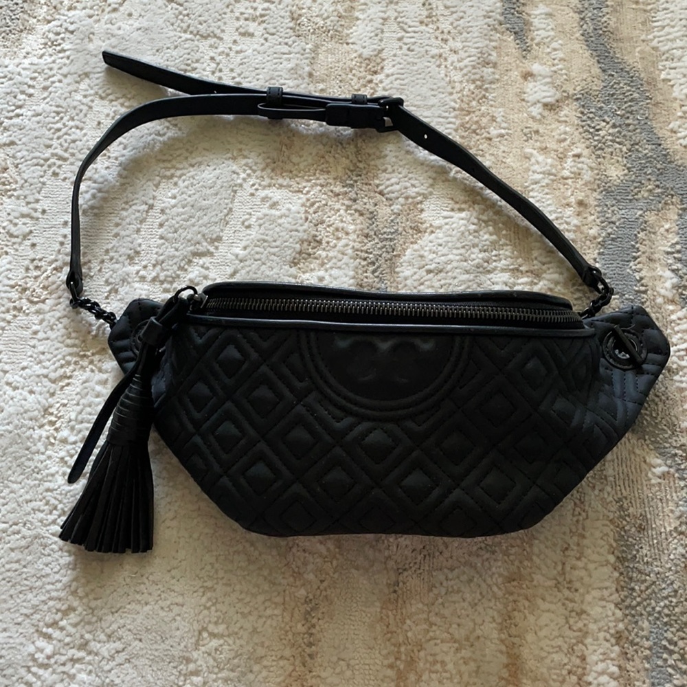 Tory Burch – Fleming Leather Matte Belt Bag
BLACK